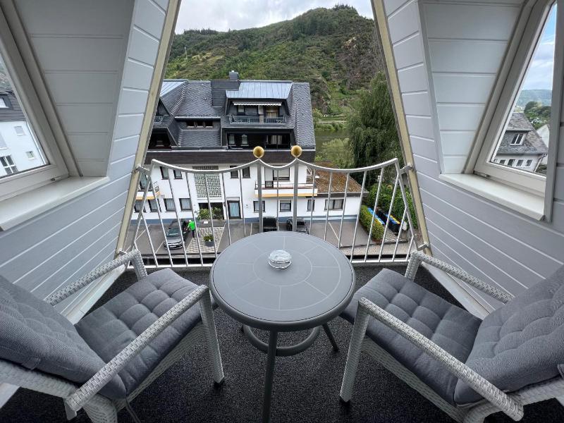 Double Room with Balcony image 4