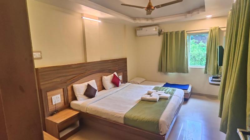 Double Room with Extra Bed image 2