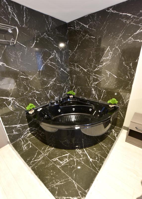 Suite with Hot Tub image 3