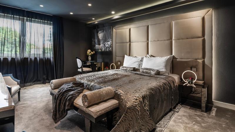 Grand Luxury King Room image 4