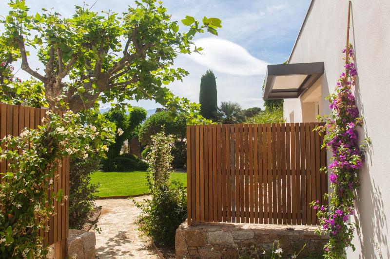 Large Double Room with garden view image 2