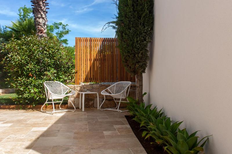 Large Double Room with garden view image 1