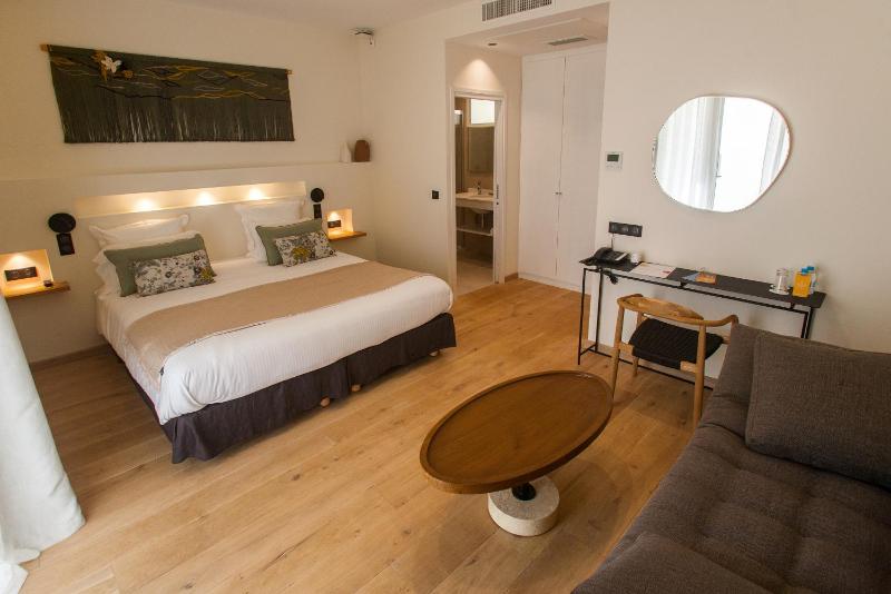 Large Double Room with garden view image 4