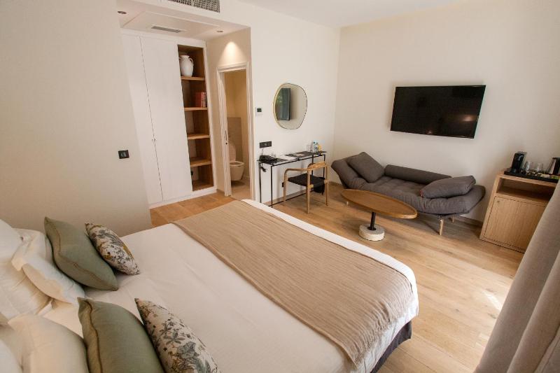 Large Double Room with garden view image 3
