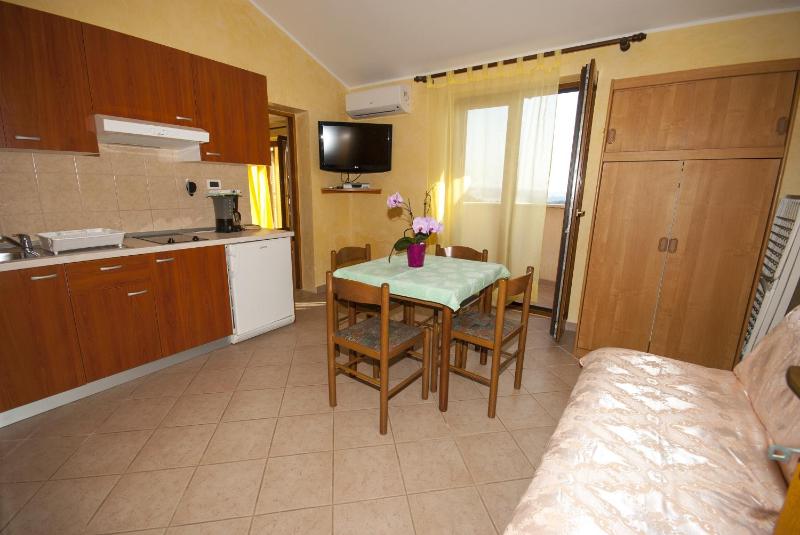 Apartment 14 image 3