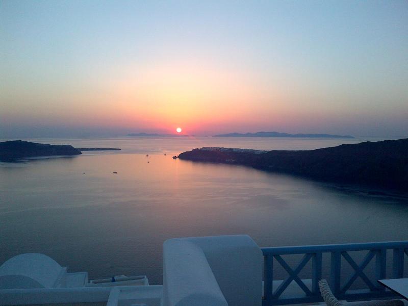 Classic Double Room with Caldera View image 3