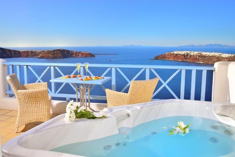 Classic Double Room with Hot Tub and Caldera View image 4