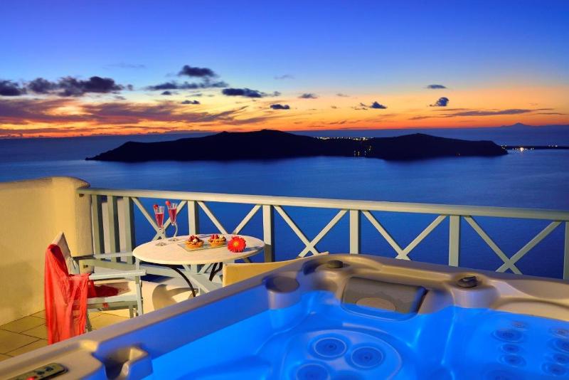 Classic Double Room with Hot Tub and Caldera View image 3