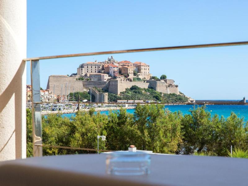 Double Room with Sea View image 4