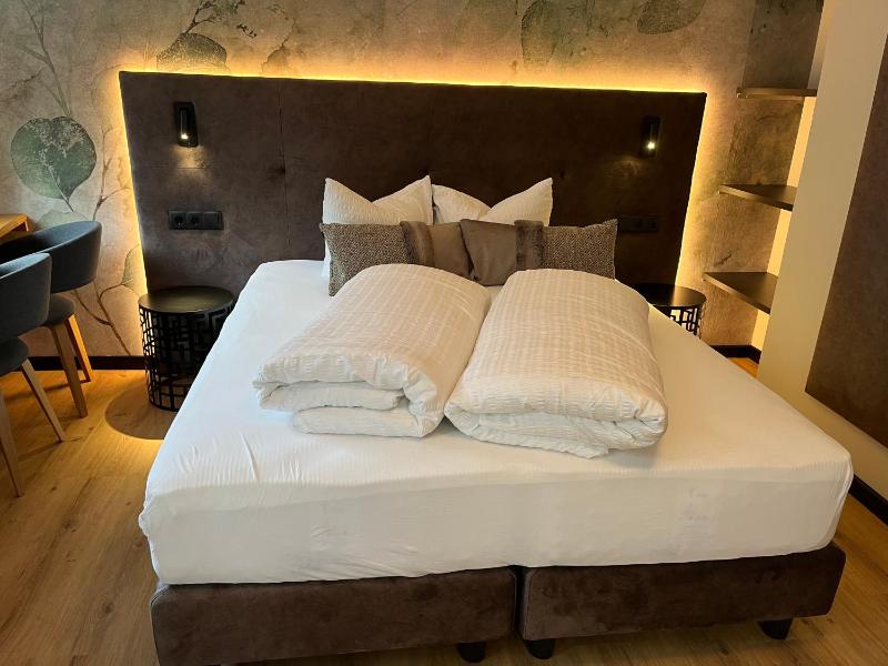 Double Room image 3