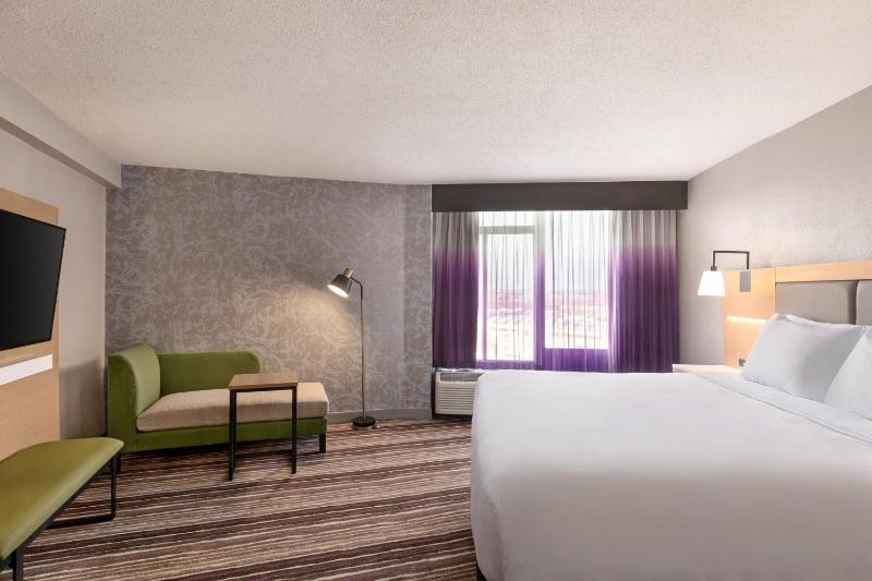 Standard King Room image 4
