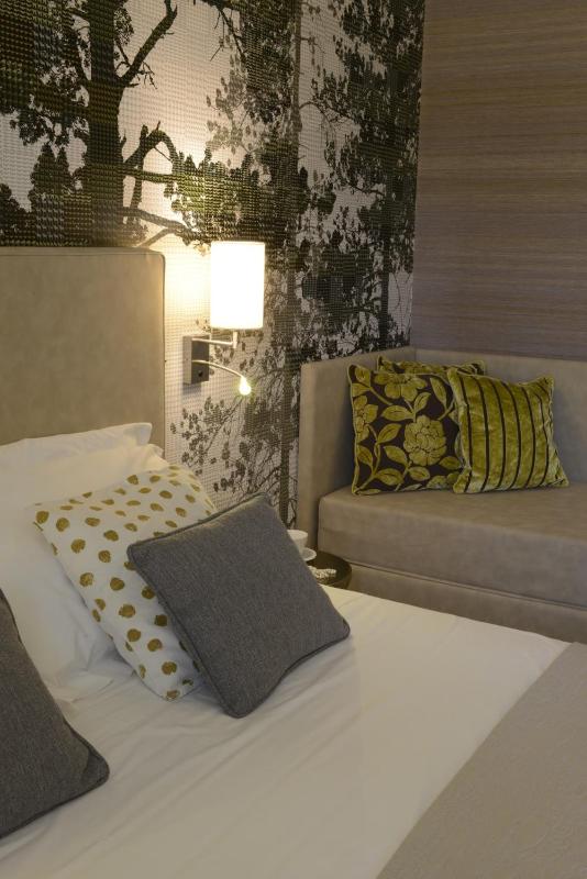 Deluxe Double or Twin Room with Balcony image 4