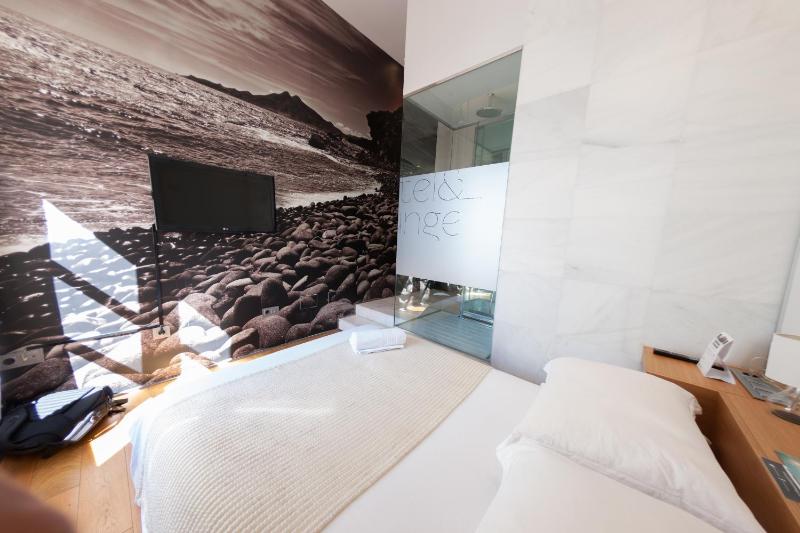 Basic Double Room image 2