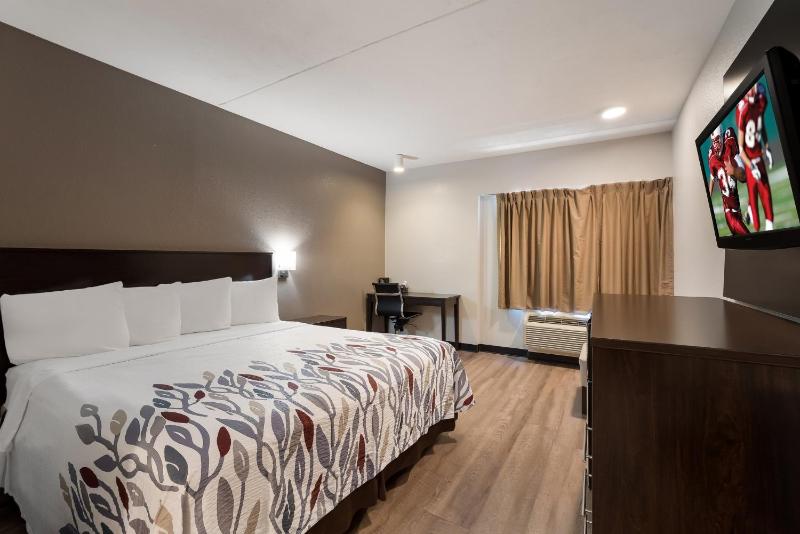 Superior King Room Disability Access Smoke Free image 3