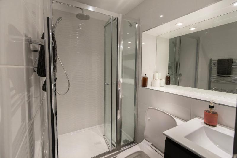 Twin Room image 3