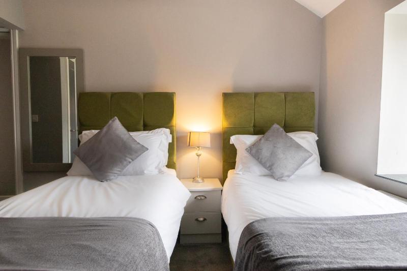 Twin Room image 4