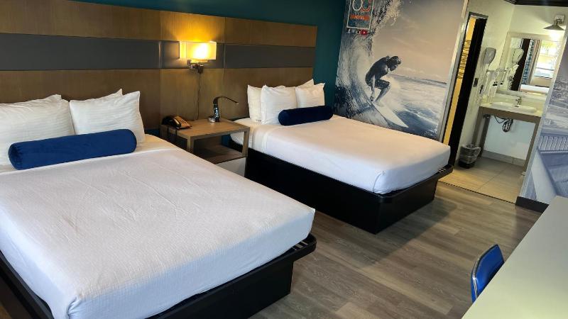 Queen Room with Two Queen Beds - Non-Smoking image 4