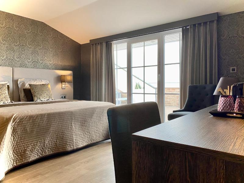 Family Suite with Balcony image 1
