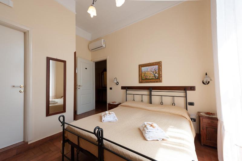 Double Room image 4