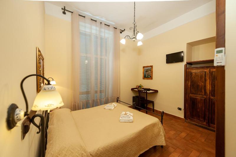 Double Room image 3