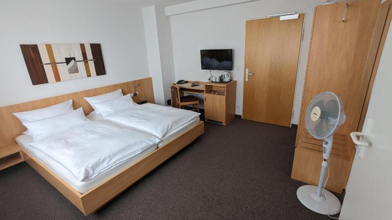 Double Room image 3