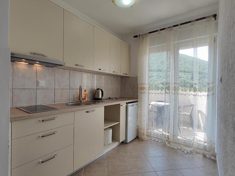 Studio Apartment with Sea View image 3