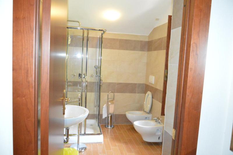 Deluxe Double Room with Extra Bed image 2