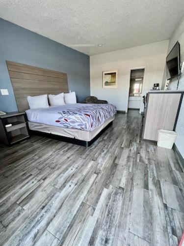 Deluxe King Room image 3