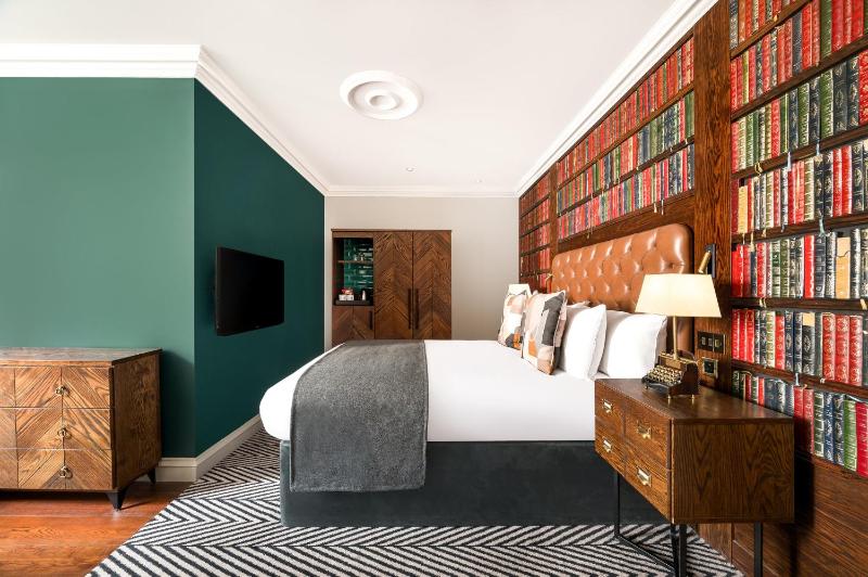 Premium Queen Room image 4