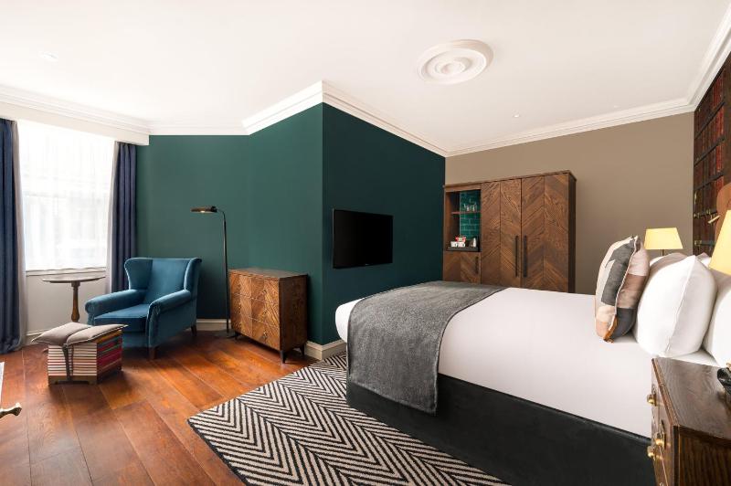 Premium Queen Room image 2