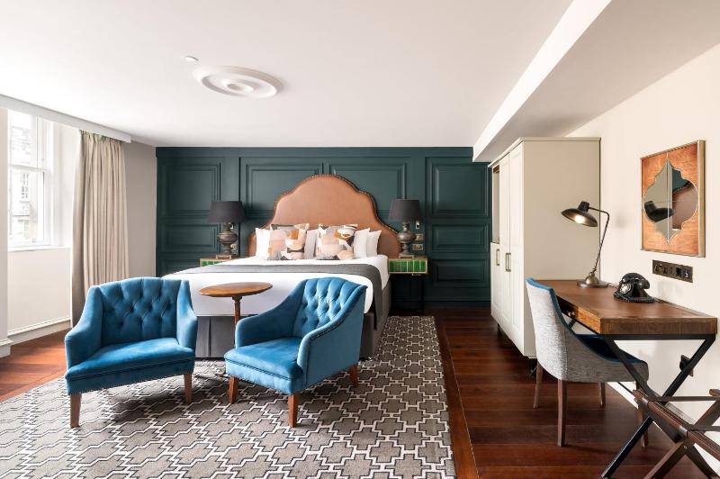 Premium King Room image 3