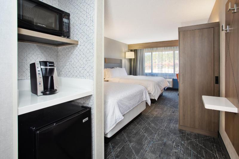 Standard Queen Room with Two Queen Beds image 2