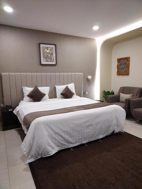 Studio Apartment image 3