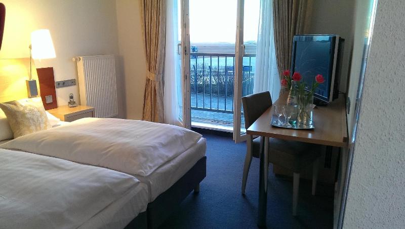 Double Room with Sea View image 4