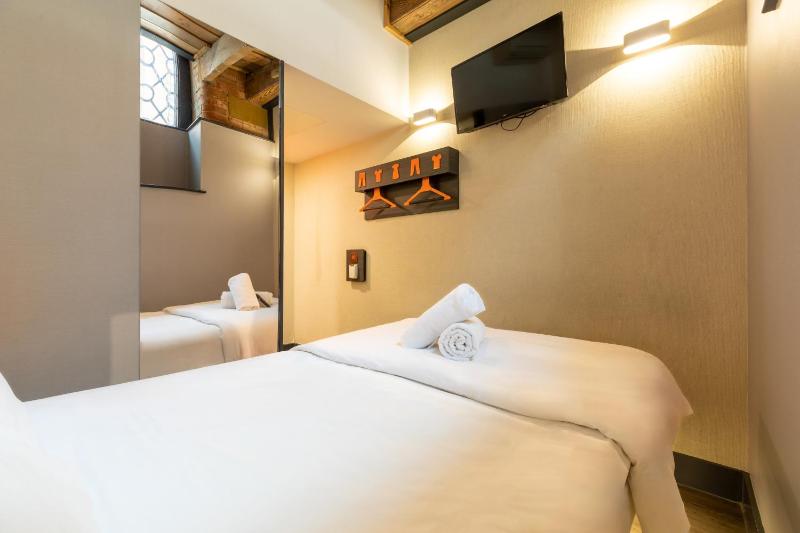 Lower Ground Double Room With Window image 4