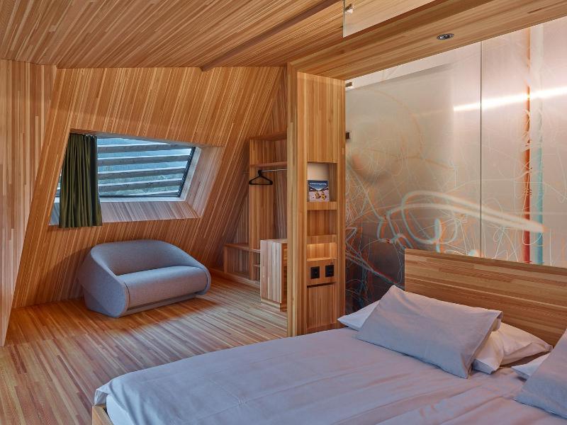 Deluxe Double Room (2 Adults + 1 Child) image 3