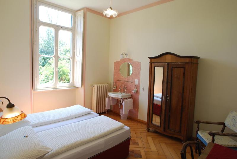 Twin Room with Shared Bathroom image 1