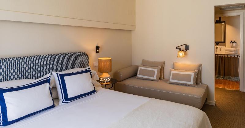 Deluxe Double Room with Sea View image 3