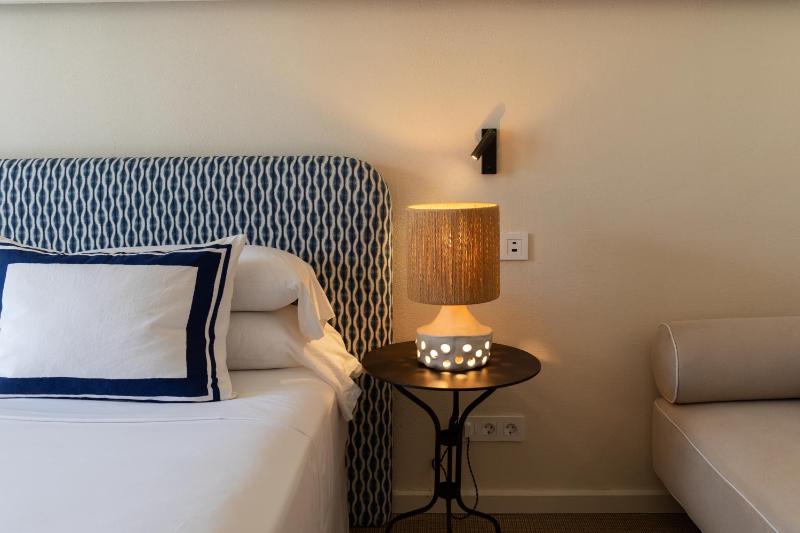 Deluxe Double Room with Sea View image 4
