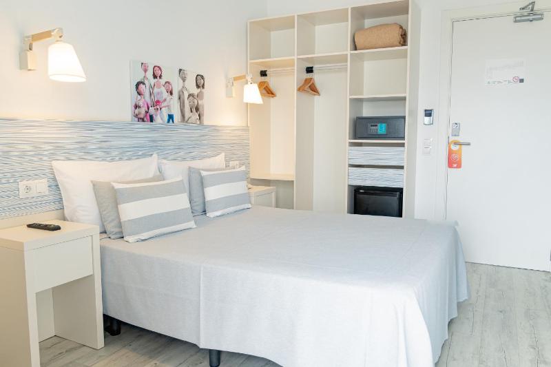 Deluxe Double Room for Single Use with Balcony image 4