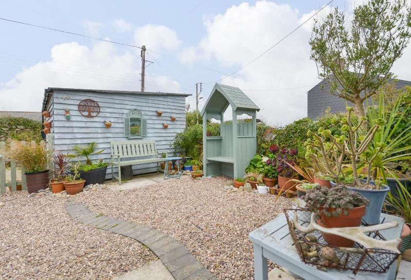 Flintstone Cottage - image 15