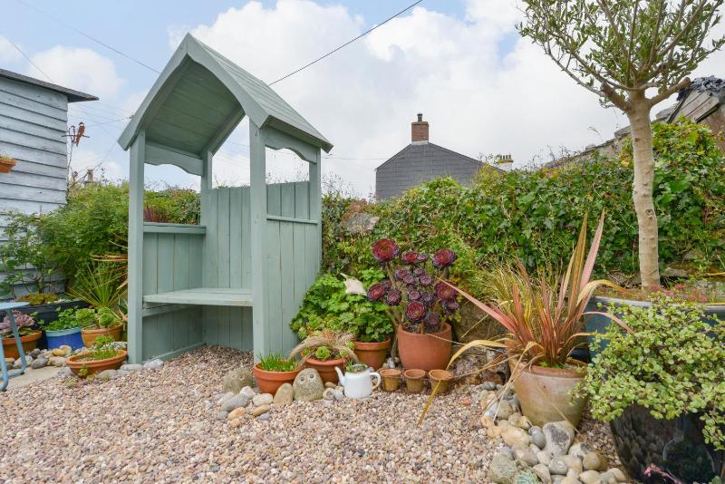 Flintstone Cottage - image 14