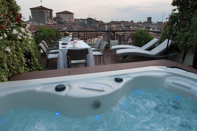 Suite with Terrace and Hot Tub image 2