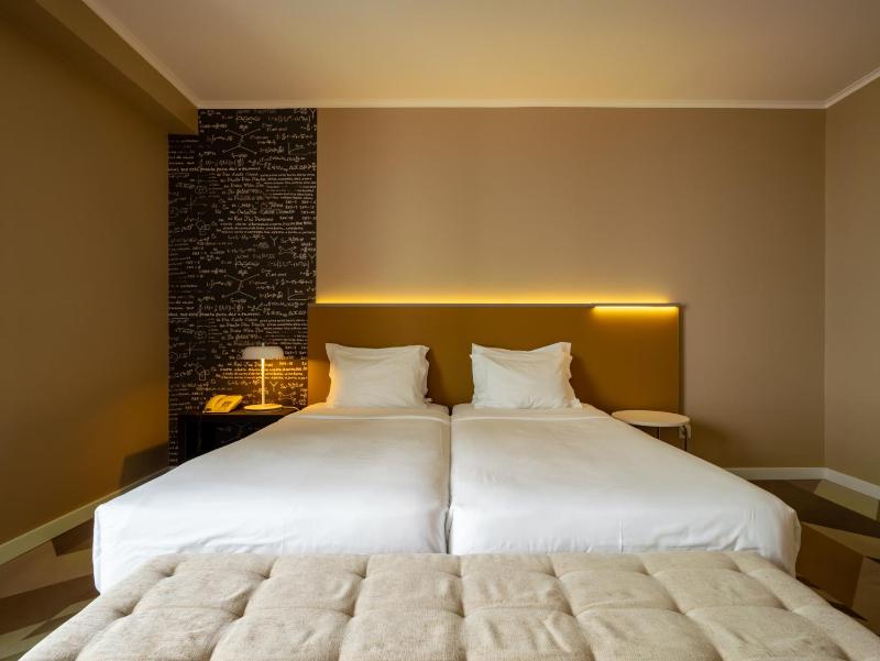 Double or Twin Room image 4