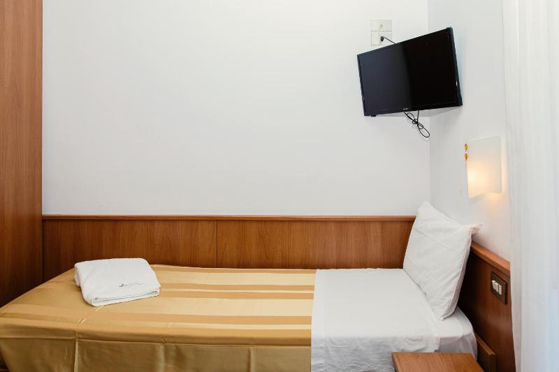 Small Twin Room image 1