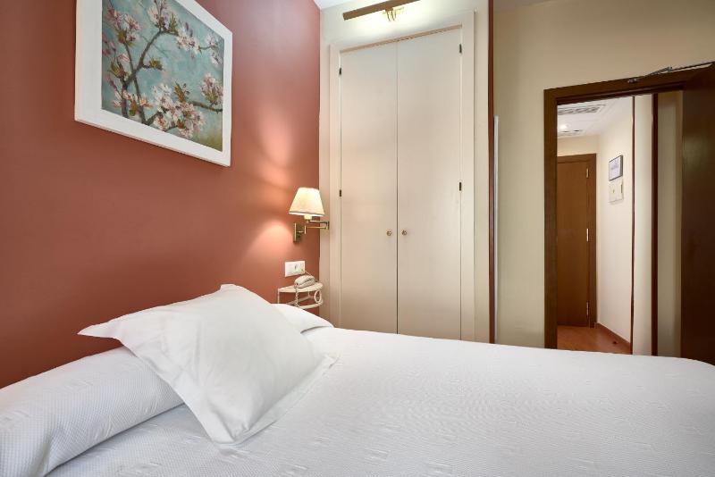 Double Room image 3