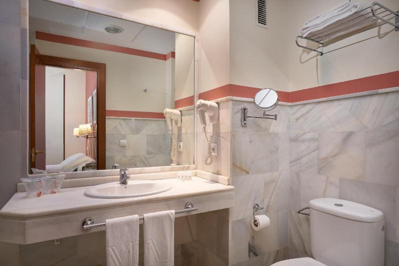 Twin Room image 4