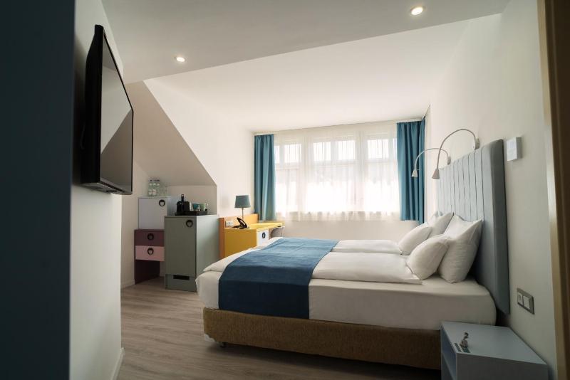 Standard Queen Room image 2