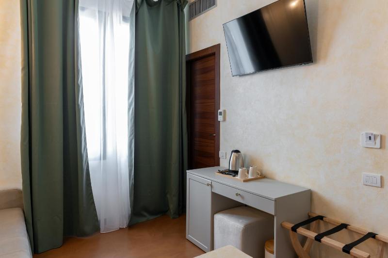 Classic Triple Room image 4