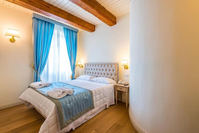 Double or Twin Room image 3